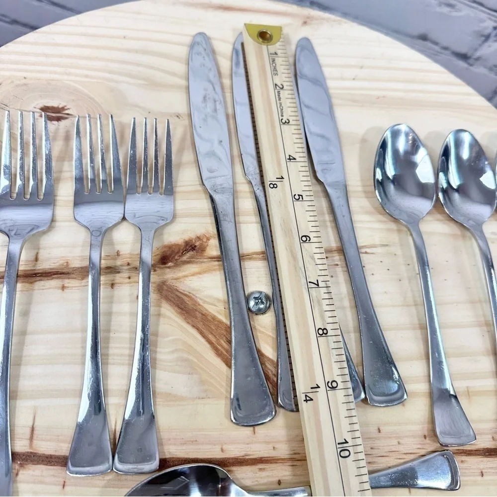 Oneida 16 Piece Stainless Steel Flatware Silverware Emma Set - Picture 12 of 16